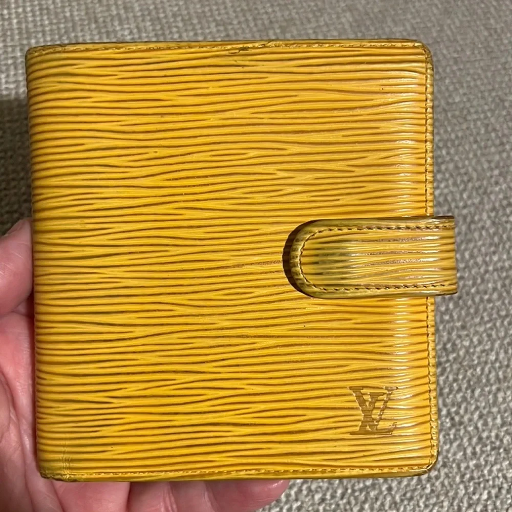 AUTHENTIC Louis Vuitton Epi Leather Bifold Wallet MI1918